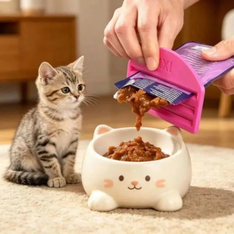 Cat food dispenser: a hands-free squeezing tool for wet cat and dog meals, ideal for kittens&
