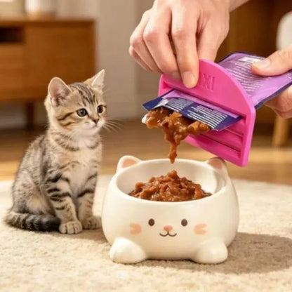 Cat food dispenser: a hands-free squeezing tool for wet cat and dog meals, ideal for kittens&